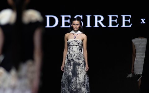 Integró telar de pedal, fibras recicladas y artesanía de Santiago Atitlán para contar una historia de raíz e innovación.