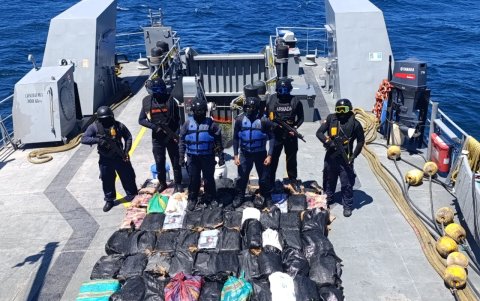 Las Fuerzas Armadas informaron sobre la aprehensión de una embarcación con siete tripulantes durante un patrullaje en Galápagos.