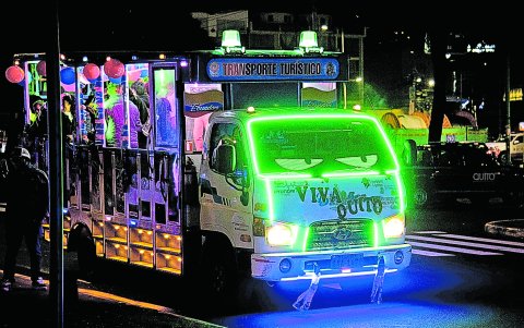 Documentos y permisos necesarios para operar una chiva en Quito.