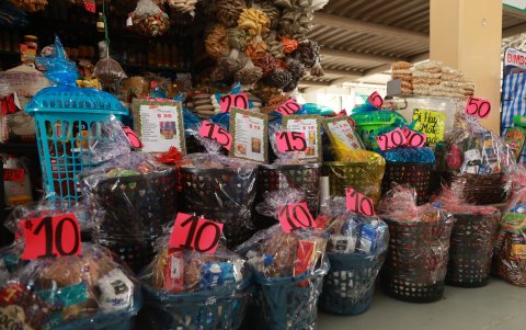 Canastas navideñas desde cinco dólares, en mercados municipales.