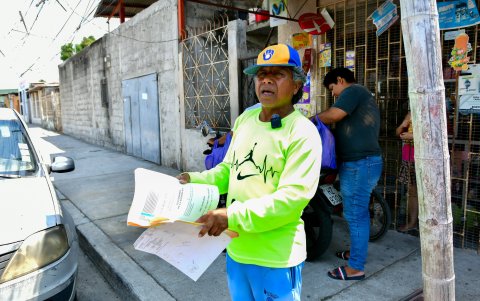 Documentos. Marcos Reyes vive hace 30 años en el sector y afirma que tiene la escritura de su casa. Él espera que no le expropien su bien.