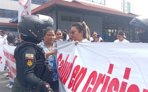 La Policía intenta retirar a los manifestantes durante el plantón de prestadores del IESS.