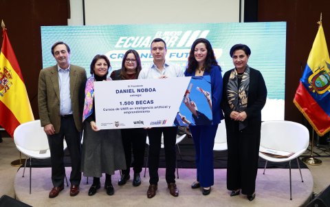 Daniel Noboa inicia agenda en Madrid y entrega becas a migrantes ecuatorianos.