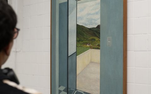 La exposición incluye pinturas, videoarte e instalación.