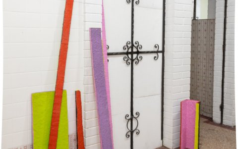 Las piezas de Arnoldo Sicles tienden un puente entre imágenes en movimiento y el registro de superficie.