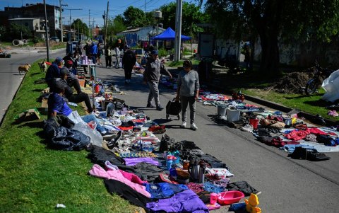 La gente camina por un mercado callejero en Villa Fiorito, en las afueras de Buenos Aires, el 19 de octubre de 2025