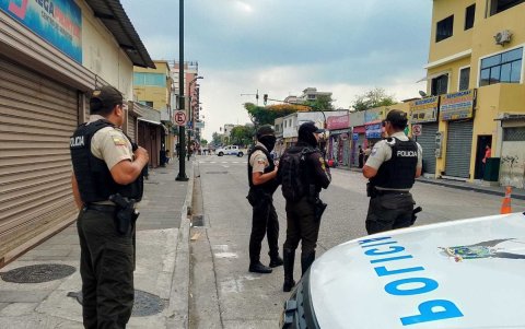 Agentes de la Policía Nacional recabaron indicios en la escena del crimen la tarde del miércoles.