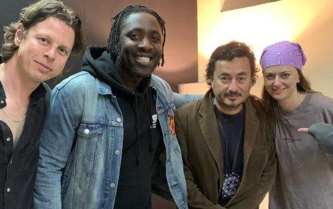 El grupo británico de indie rock Bloc Party con Coqui, durante su estadía en Perú para el concierto que dieron el 6 de noviembre de 2025, en el Anfiteatro del Parque de la Exposición, en Lima.