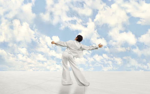 El blanco suave que complementa cualquier outfit urbano o casual.