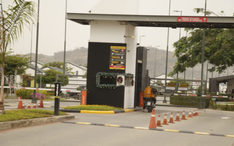 Agentes policiales acordonaron el área donde uno de los cuerpos fue hallado.