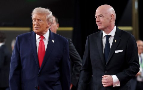 Donald Trump, presidente de Estados Unidos (i) y Gianni Infanto, titular de la FIFA.