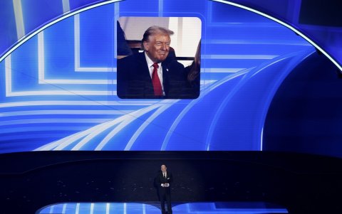 El presidente de la FIFA, Giovanni Infantino, se dirige al público con el presidente de Estados Unidos, Donald Trump.