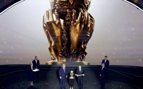 El presidente de Estados Unidos, Donald Trump (izq), recibe el Premio de la Paz de la FIFA de manos del presidente de la FIFA, Giovanni Infantino.