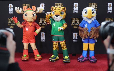 Las mascotas del Mundial 2026 posan durante el sorteo en Washington, representando a los tres países anfitriones: Estados Unidos, México y Canadá.