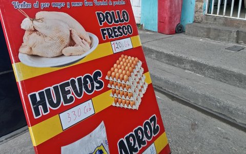 En las Malvinas, al sur de Guayaquil, un local donde el 5 de diciembre de 2025 vende la cubeta de huevo a 3,30 de dólares.