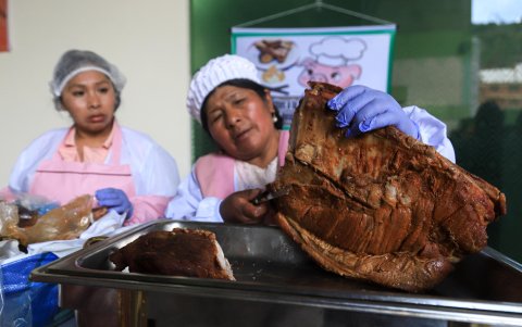 Cocineras preparan alimentos durante el lanzamiento del circuito SUMAQ en La Paz (Bolivia).