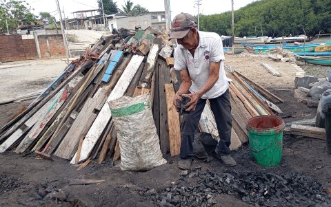 Carlos Lindao, de 123 años, es el último carbonero del manglar.