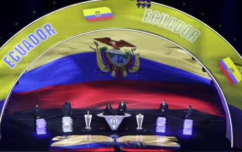 Los colores de Ecuador aparecen en el escenario durante el sorteo final de la Copa Mundial de la FIFA 2026.
