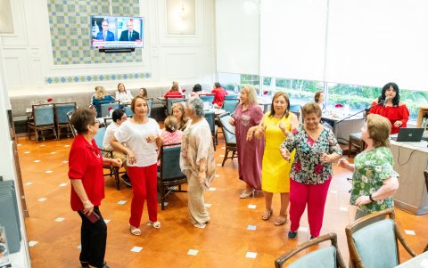 Un grupo de exalumnas del Colegio Manuela Cañizares, en el Hilton Colón.