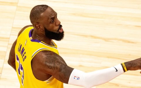 El jugador de los Angeles Lakers, LeBRon James, continúa siendo uno de los más destacados en la NBA, pese a su edad.