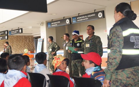 Los niños esperaron con curiosidad el momento para poder abordar el avión.