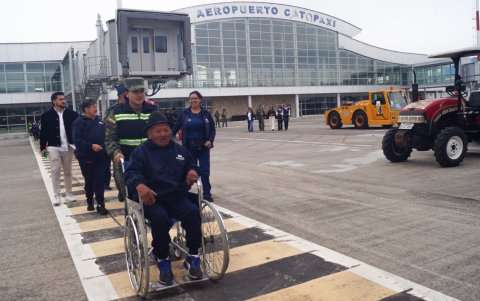 Con la ayuda de soldados de la Fuerza Aérea los adultos mayores del Instituto Estupiñan vivieron su experiencia de surcar los cielos.