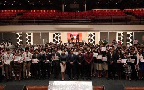 Comunidad académica y participantes.