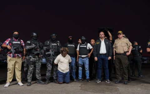 Reimberg señaló que el procesado no solo estaría vinculado con delitos de microtráfico, tráfico de drogas, secuestro y extorsión, sino también con más de 70 asesinatos registrados en Durán.