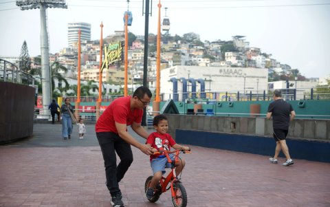 Lissandro y su hijo, inmortalizando una memoria en un sitio turístico de Guayaquil.