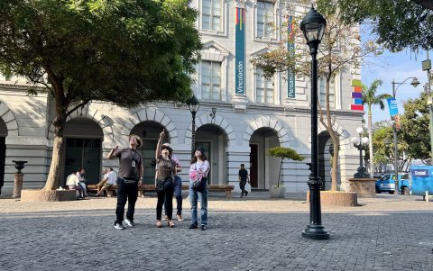 Paseo. Turistas extranjeros divisan aves en los exteriores del Palacio Municipal, ubicado en el centro de la urbe porteña.
