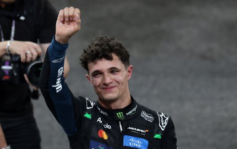 El piloto de McLaren, Lando Norris, celebra el título de la Fórmula Uno luego del Circuito en Abu Dhabi Grand Prix