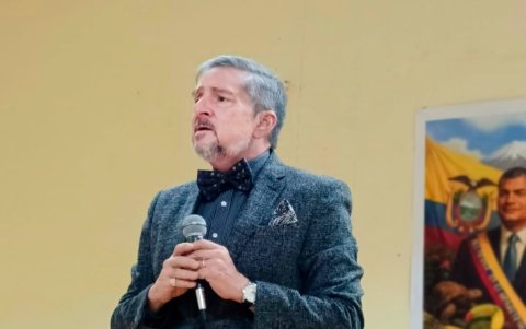 Felipe Vega de la Cuadra busca dirigir la Revolución Ciudadana tras salida de Luisa González.