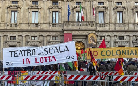 Decenas de trabajadores del sector cultural y miembros de diversos sindicatos se concentraron este domingo frente al Teatro La Scala de Milán.