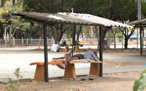 Los parques, en ocasiones, son ocupados por personas sin hogar.