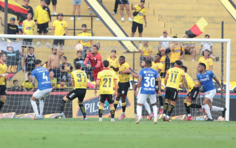 Barcelona empata el encuentro ante Católica.