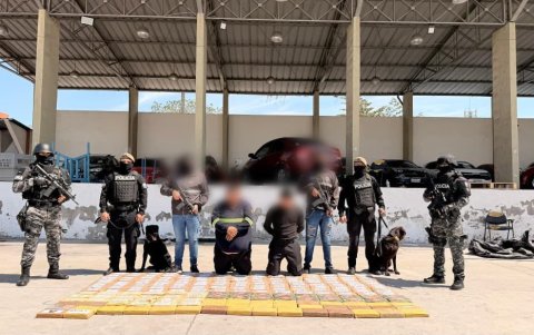 La Policía presenta los resultados de un operativo en el que se decomisaron 197 paquetes de cocaína en Guayaquil.