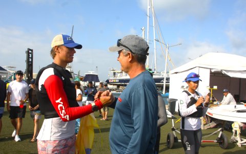 Los fanáticos felicitaban a Tadas Koreiva por su triunfo, el ecuatoriano es campeón mundial juvenil