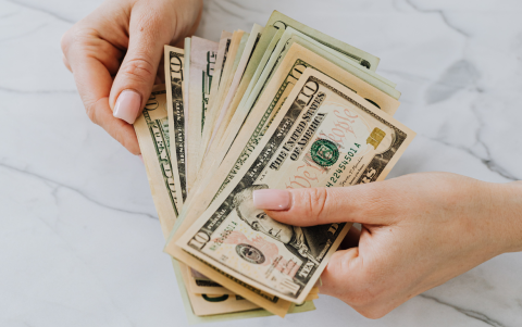 Beneficiarios del IVA en Ecuador dependen del reembolso mensual para cubrir gastos de salud y alimentación.