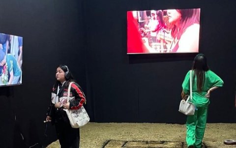 La obra Son de Malvinas de Fernando Falconí, exhibido en la Bienal de Cuenca fue blanco de un intento de censura.