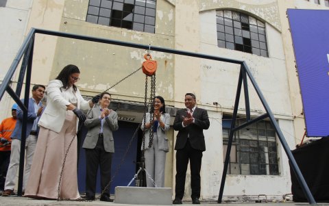 La rectora de la Espol, Cecilia Paredes, junto a otras autoridades, en la colocación de la primera piedra de Distrito Cien.