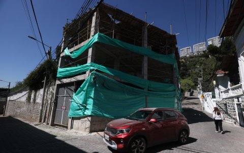 La construcción también afecta la movilidad, pues se ubica en una calle angosta y de doble sentido que, además, carece de señalización.