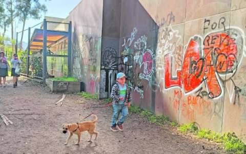 Otro parque de Cuenca se ve lleno de grafitis.