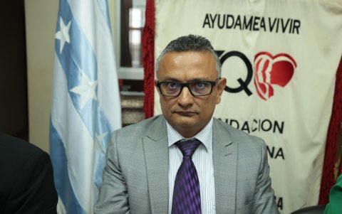 Rogelio Valencia, abogado, pide cumplimiento inmediato de la sentencia que garantiza medicinas críticas.