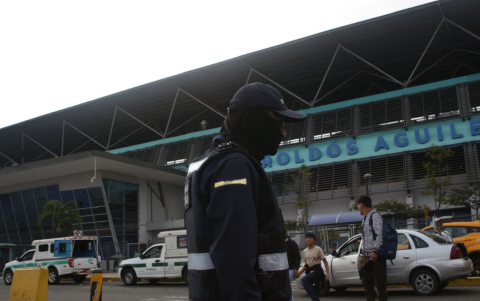 Guardias del Terminal Terrestre agredieron a periodistas durante una cobertura.