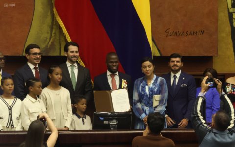 Esposa, hijos y representante acompañaron a Superman en la Asamblea Nacional del Ecuador.
