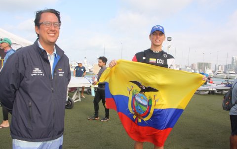 Tadas Koreiva muy feliz mostrando la bandera de Ecuador luego de su triunfo mundial.
