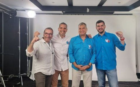 Fernando Alvarado, Raúl Chávez, Rafael Correa y Aquiles Álvarez, durante la campaña electoral del 2023.