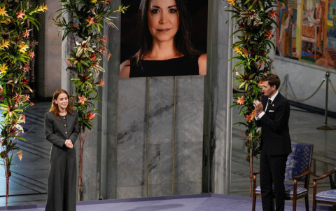 Ana Corina Sosa, hija de la Nobel de la Paz, recibe el premio en nombre de su madre durante la ceremonia en el Ayuntamiento de Oslo, Noruega, el 10 de diciembre de 2025.