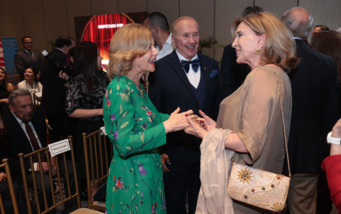 Carmina de Pérez felicita a Isabel Noboa, reconocida con el Galeón a la Excelencia Empresarial en Trayectoria y Liderazgo Empresarial. Las acompaña Agustín Loor.