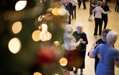 Bailarines de salón participan en un baile de té en el ayuntamiento de Dukinfield, cerca de Ashton-under-Lyne, en el noroeste de Inglaterra, el 1 de diciembre de 2025.